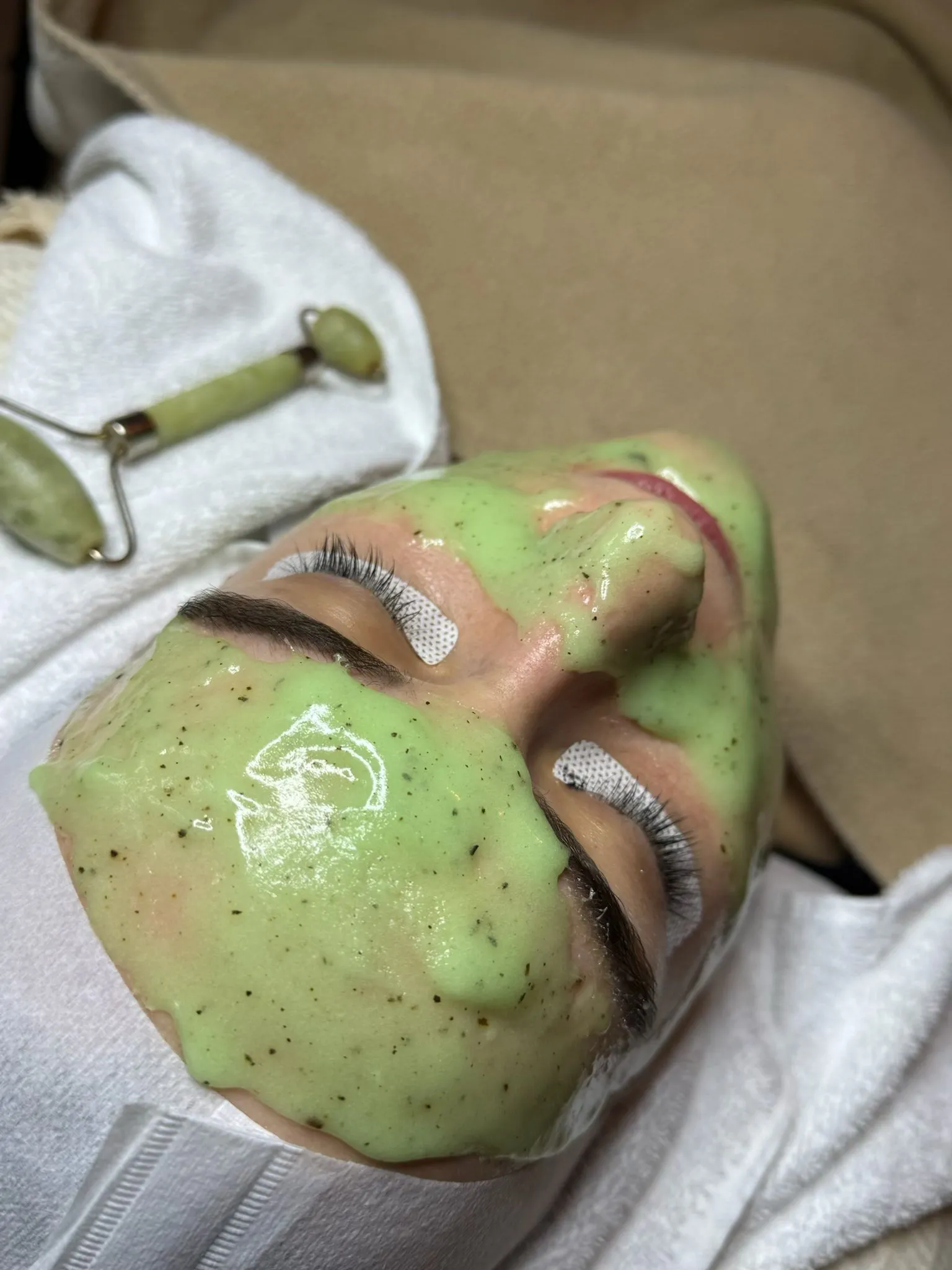 Eine Auswahl verschiedener luxuriser Gesichtsbehandlungen, darunter Reinigung, Feuchtigkeitspflege, Anti-Aging, Aknebehandlung, Peeling, beruhigende Pflege, Maske, Sauerstofftherapie, Hyaluronpflege und entspannende Gesichtsmassage fr strahlende Haut.
