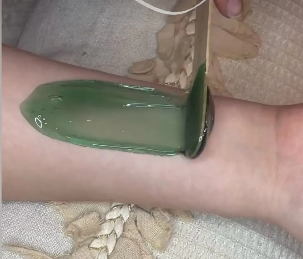 Effektive Haarentfernung durch Waxing, fr glatte Haut und langanhaltende Ergebnisse. Professionelle Anwendung oder Heim-Waxing fr verschiedene Krperbereiche mit optimaler Hautpflege und Nachsorge.
